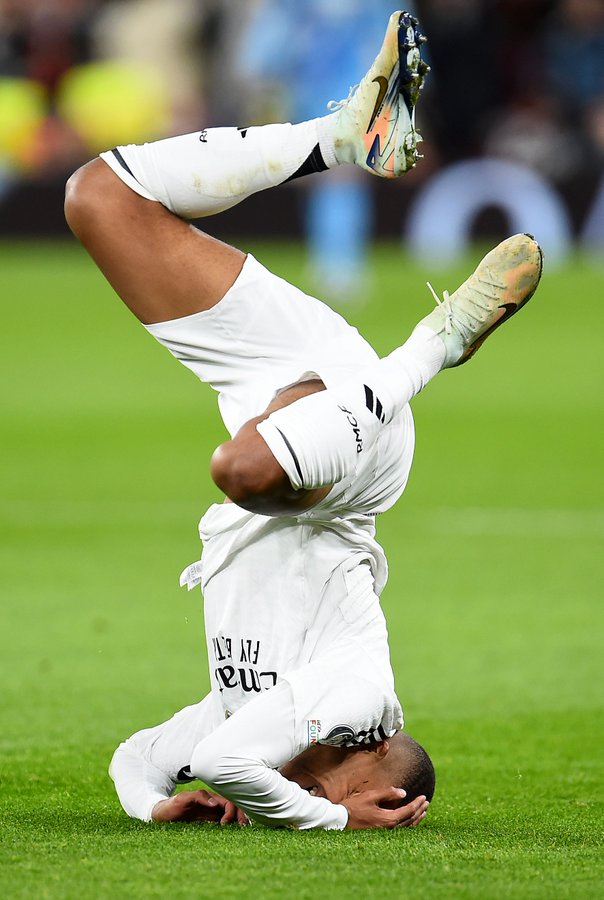 Behind the scenes of Mbappé’s iconic photo: ‘Rare to capture such a star in such a strange position’