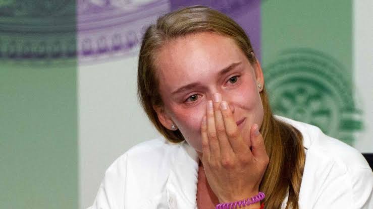 “Elena Rybakina Zbanowana z Kortu Tenisowego po Szokującym…”