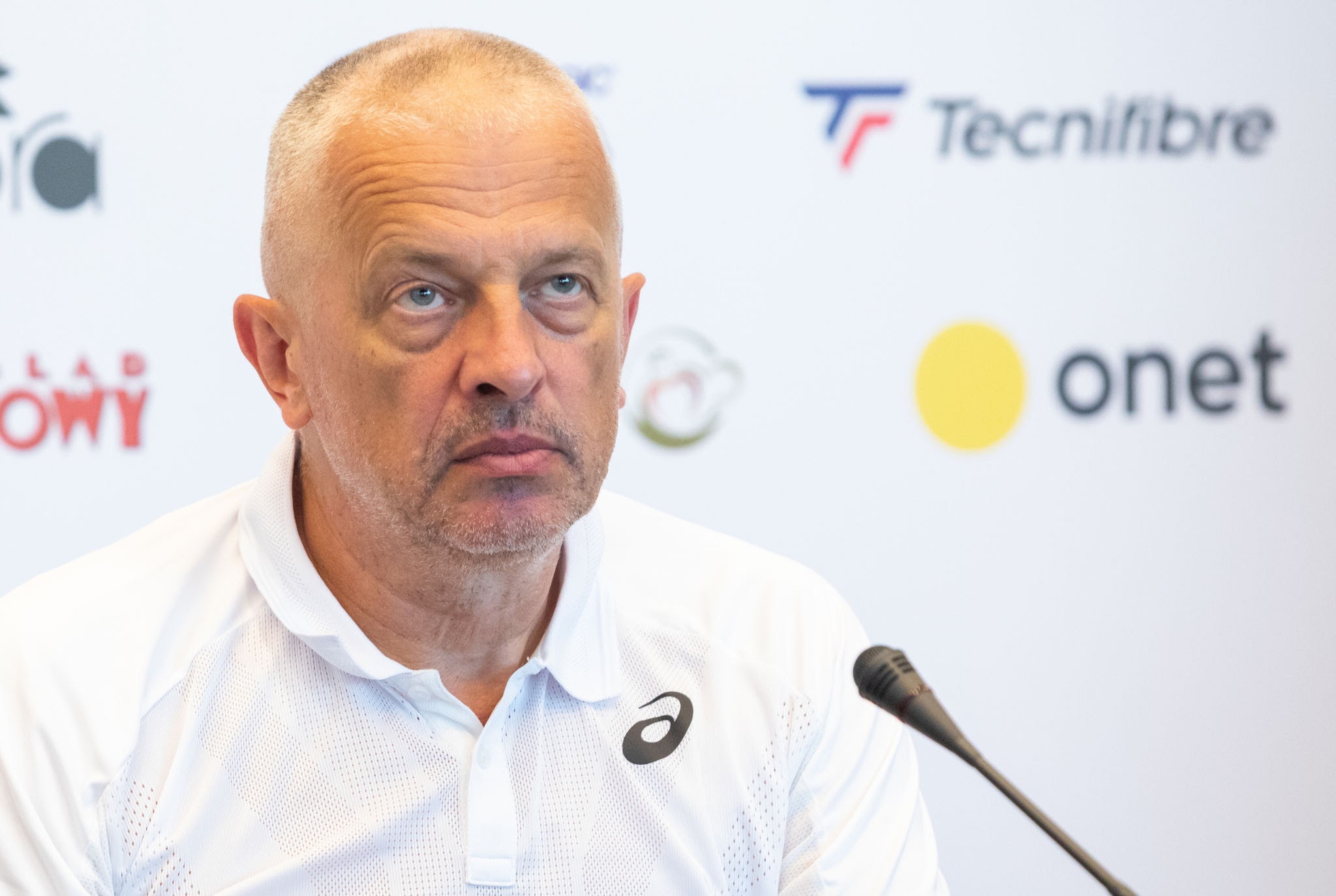 „Tomasz Świątek publicznie wyrzekł się swojej córki, Igi Świątek, opisując ją jako swoją „skandaliczną, głupią córkę”.”