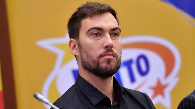 “Polski były tenisista Jerzy Janowicz… pozostawiając naród w żałobie.”