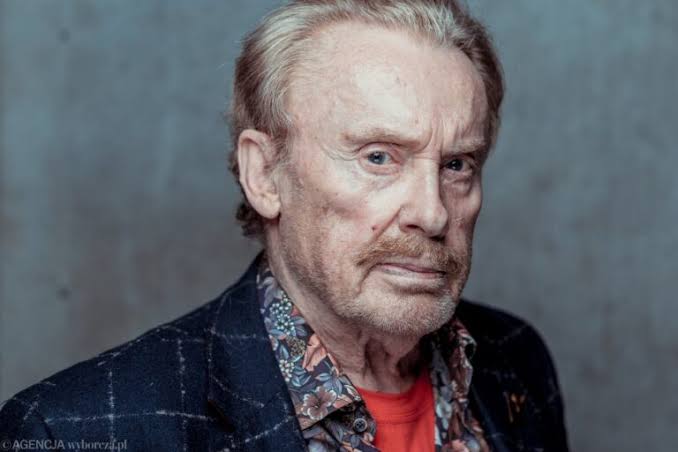 Polska gwiazda filmowa Daniel Olbrychski…, pogrążając naród w żałobie.