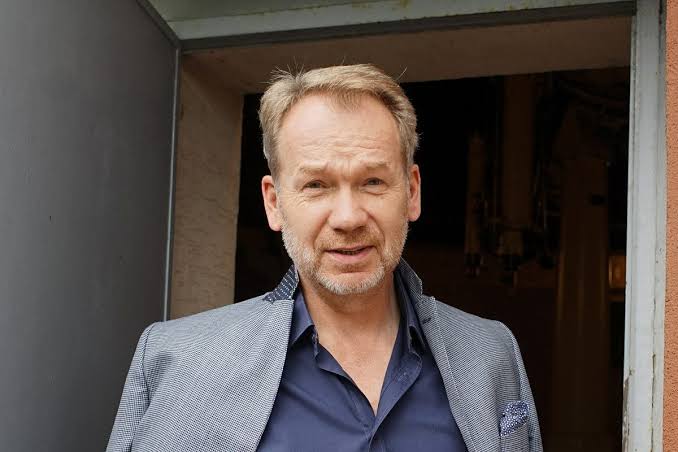 Polski aktor Mirosław Baka nazwał Igę Świątek „skandaliczną i niemądrą.”