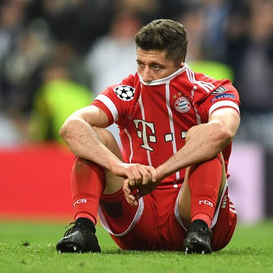 “Szokujące wiadomości: Zwolniony? Robert Lewandowski na stałe zawieszony w piłce nożnej…”