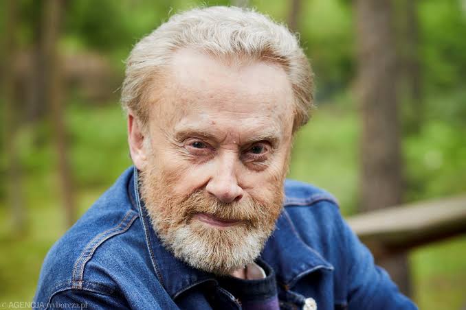Polska gwiazda filmowa Daniel Olbrychski…, pogrążając naród w żałobie.