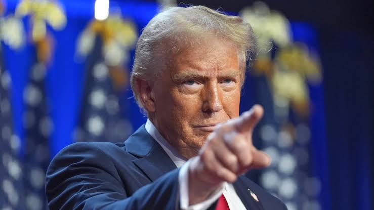 Donald Trump wysłał dziś pięć myśliwców, aby wystrzelić dziesięć pocisków w stronę Polaków po tym, jak ich prezydent poparł Ukrainę.