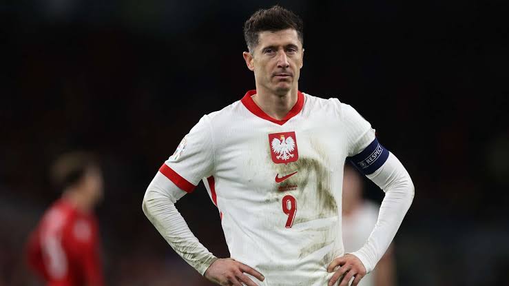 „Robert Lewandowski, polski piłkarz, został dożywotnio zdyskwalifikowany.”