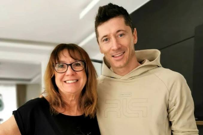 „Matka Roberta Lewandowskiego, Iwona Lewandowska, nie żyje. Informację potwierdził jej syn. Naród pogrążony jest w żałobie.”