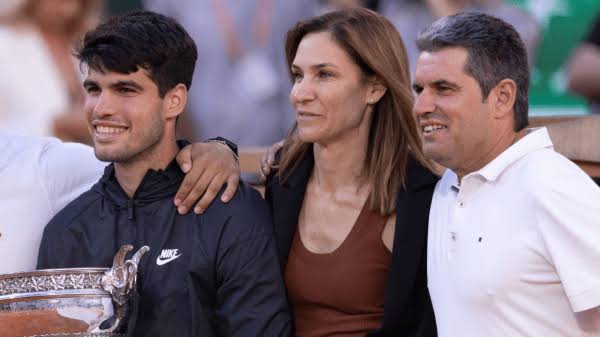 “Los amaré por siempre. Gracias por estar siempre conmigo y apoyarme. Por favor, quédense a mi lado—sean míos para siempre, mamá y papá.” – Carlos Alcaraz