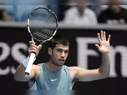 “Carlos Alcaraz enfrenta una suspensión de tres años del tenis impuesta por las autoridades tenísticas.”