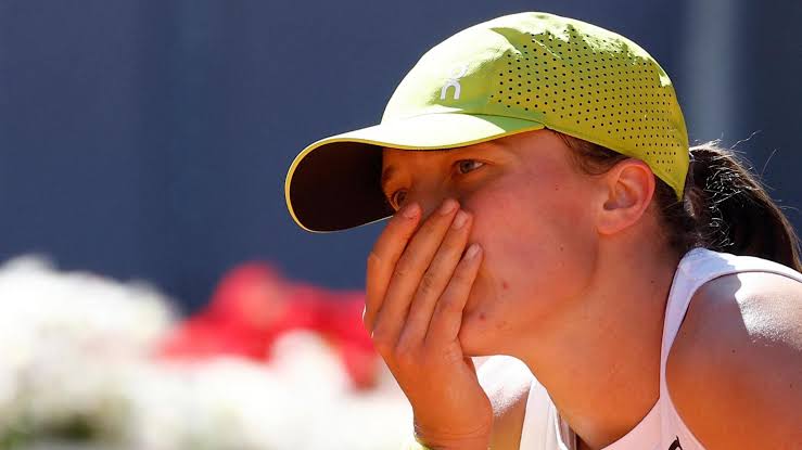 „Iga Świątek stoi w obliczu trzyletniego zakazu gry w tenisa i nie wystąpi w rozpoczynającym się dziś turnieju Madrid Open.”