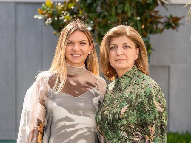 „Simona Hale izbucnește în lacrimi după ce și-a pierdut părintele într-un accident rutier fatal.”