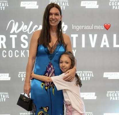 „Astăzi este ziua de naștere a adorabilei mele fetițe! Vă rog să vă alăturați mie în a-i ura o zi minunată și fericită, dragi fani.”