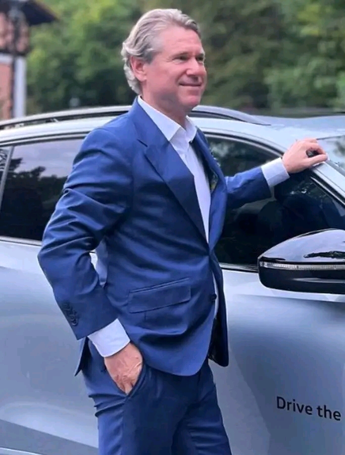 ✍🏼Florin Răducioiu a semnat! E al doilea din Generația de Aur, după Gică Hagi  Totul, în primul comentariu ⤵️