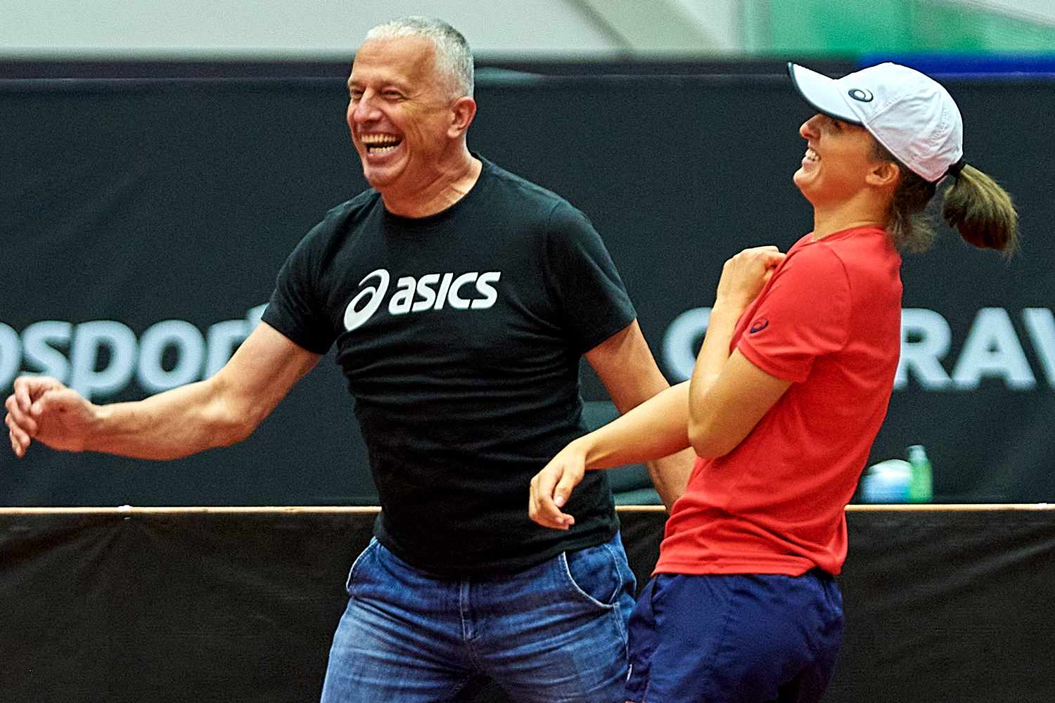 Wstrząs w Polsce: Iga Świątek potwierdziła, że jest w drugim tygodniu ciąży — jej ojciec publicznie się jej wyrzekł