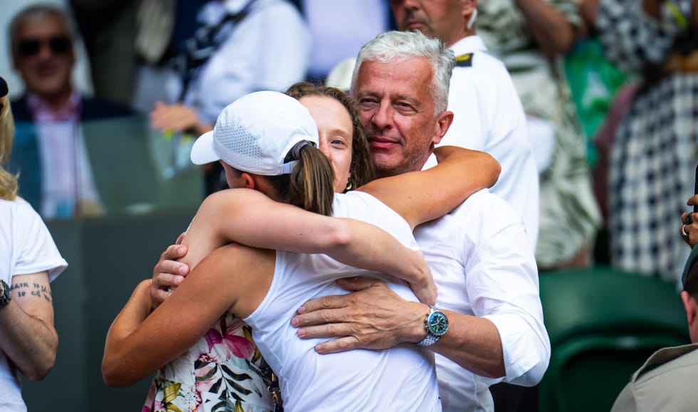 „Iga Świątek ogłosiła zakończenie kariery w zawodowym tenisie po tragicznym wydarzeniu, które dotknęło jej rodzinę.”
