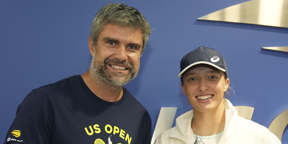 „Wreszcie jestem szczęśliwa, mogąc być na zawsze z miłością mojego życia” — mówi Iga Świątek, wyrażając swoją radość, gdy opowiada o swoim mężu, Tomaszu Wiłtroskim.