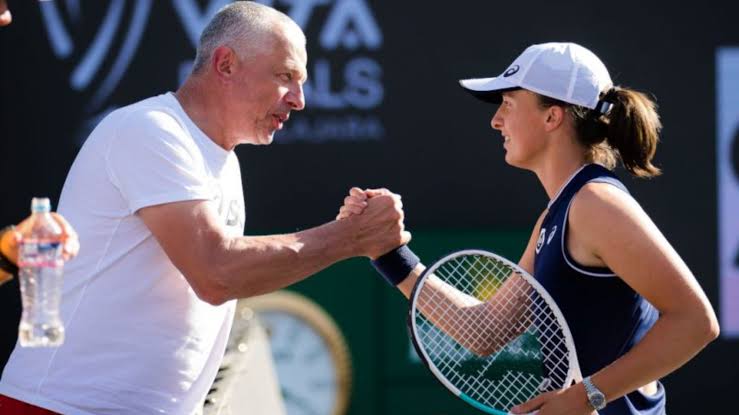 „Szok w Polsce: Tomasz Świątek publicznie wydziedzicza córkę Igę, nazywając ją ‘hańbą’”