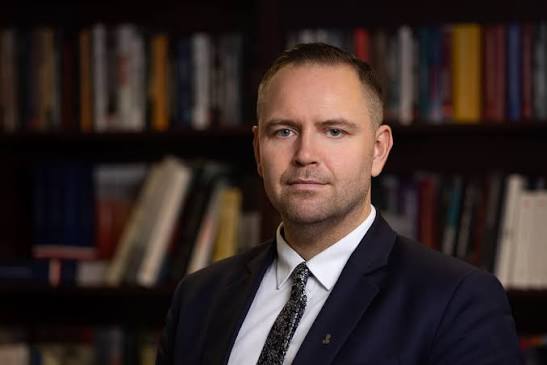 ogłoszenie ponownego liczenia głosów w wyborach stawia Karol Nawrocki w centrum narastającej debaty prawnej.