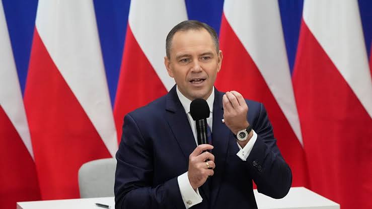 „W szokującym posunięciu Trybunał Konstytucyjny nakazał prezydentowi Polski opuszczenie urzędu po ujawnieniu sfałszowanych wyborów.”